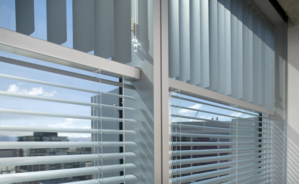 Aluminum Horizontal Blinds - American Airlines Skyview 8
